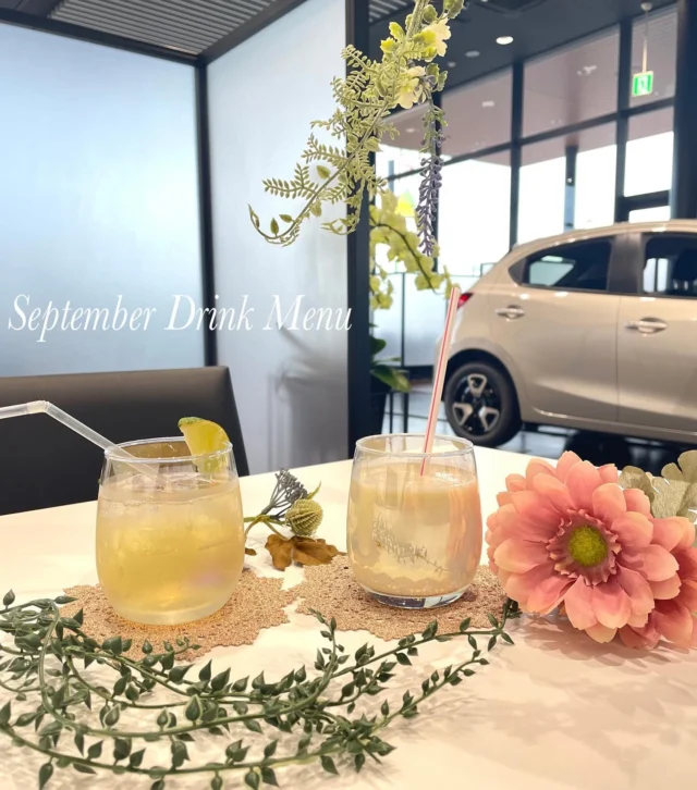 神戸マツダ垂水多聞店です🚗

9月のスペシャルドリンクのご案内をさせていただきます🍹🧡

今回はマンゴラッシーとリンゴ黒酢ソーダorジュースを
ご用意しております🥭🍎

マンゴーラッシーはヨーグルトとマンゴー、まろやかな喉ごしのドリンクとなっており、マンゴーの果肉が入っております☺️(写真1枚目右側)

リンゴ黒酢ソーダ/ジュースはリンゴ黒酢にはちみつとレモンを添えており、残暑を乗り切るのにぴったりな、すっきりドリンクです☀️(写真1枚目左側)

今回も平日のみご提供とさせていただきます！
ぜひ、一度ご賞味下さい♪
皆様のご来店お待ちしております🙇‍♀️

#mazda #kobe #car #cars #auto
#carlifestyle #cargram
#carstagram #carlovers #carlife 
#マツダ　#神戸マツダ
#垂水多聞店　#ディーラー
#マツダ好き　#mazdalove
#mazdafan
#美しい　#デザイン
#マツダデザイン
#zoomzoom
#走る歓び
#美しく走る
#心よ走れ