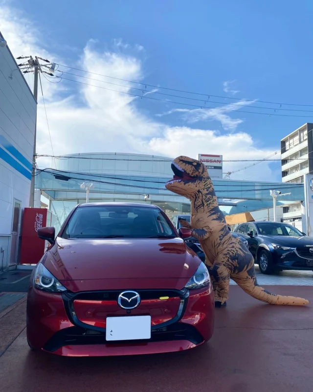 🦖オーナー？記念日？？🦖

お久しぶりのオーナー記念日？？

恐竜様にMAZDA2をお届け致しました？？😄

ソウルレッドのMAZDA2はかっこいい✨
かっこよくて見に来たそうです💦
スタッフもびっくり😆

恐竜🦖様おめでとうございます- ̗̀📣‼️

#MAZDA2#ご納車おめでとうございます #納車 #納車式  #オーナー記念日
#マツダ #ディーラー #正規ディーラー #神戸マツダ #神戸マツダ東加古川店 #加古川市 #MAZDA2 #MAZDA3 #CX3 #CX30 #CX5 #CX8 #CX60  #CX80 #ROADSTER #ロードスターのある生活 #MX30 #kobemazda_hkgram 
#マツダ車のある風景 #マツダ好きと繋がりたい #マツダ車 #mazdalove #心よ走れ #activsync