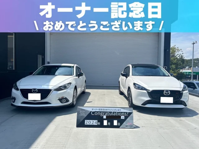 こんにちは😊
神戸マツダイベントスクエア
ジェームス山ULでございます🚘❤️
いつもご覧いただきありがとうございます🙌🏻

今日は、先日オーナー記念日を
迎えられたY様のご紹介です💁🏻‍♀️✨

Y様は担当の黒田が垂水多聞店にいた頃からのお付き合いで､
今回で2台目のお納車となります🌼

そんなY様がお選びになられたお車はこちら👇🏻

MAZDA 2
グレード　15SPORT
ボディカラー　スノーフレイクホワイトパールマイカ

マツダ車の中でも特に歴史の長い
モデルとなるMAZDA2です‼️
しかもこのMAZDA 2､
ブラックルーフ仕様となっており､
スポイラーも装備されているので
とてもスポーティな外観に仕上がっています✨
ナンバープレートホルダー等のオプションも
盛りだくさんなので非常にスタイリッシュな仕様となっております😊

※現行のMAZDA2は､購入時にディーラーオプション等を
追加する事で､自分好みの1台に仕上げていくことが可能です✊🏻
是非オリジナリティ溢れる1台を作ってみてください💭💭

ドライブ好きのY様❕
新しいお車で思い出を増やしていただければと思います💖
イベントもいつでもお越しになってくださいね🎶
これからもどうぞ宜しくお願い致します🙇🏻‍♀️

#神戸マツダ
#イベントスクエア
#神戸マツダイベントスクエア
#ジェームス山
#MAZDA
#マツダ
#魂動デザイン
#マツダデザイン
#美しく走る
#beadriver
#kobe
#神戸
#垂水区
#followme
#MAZDA好きと繋がりたい
#車好きと繋がりたい
#withmazda
#中古車
#新車 
#ディーラー
#オーナー記念日 
#納車 
#納車記念日 
#mazda2 
#スノーフレークホワイトパールマイカ 
#乗り換え 
#晴れ 
#ドライブ 
#良い 
#カーライフ を✨