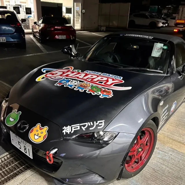 【ロードスターのレース車両⁉】

神戸マツダ伊丹店です！
神戸マツダは「ECO　マツダ耐久レース」に参戦予定でございまして、レースメンバーは日々練習をしております。
このロードスターは実際にレースで走行するレースカーとなっております！！🏎💨💨💨

ステッカーには「※みんなのバス」
※神戸マツダが地域の幸せを願い、兵庫県の南北交通に貢献するために走らせているバス

のキャラクターたちが勢揃いです🐸🐻🐰

神戸マツダの応援をよろしくお願いいたします❗❗

#マツダ
#神戸マツダ
#神戸マツダ伊丹店
#5happy
#レース
#レースカー
#ロードスター
#みんなのバス