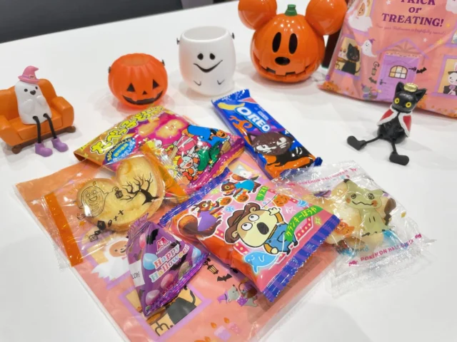 お世話になっております！
神戸マツダ垂水多聞店です💁‍♀💁‍♂

もうすぐハロウィン🎃
ということで今週末の26日(土)27日(日)、
整備または商談などでご来場のちいさなお客様に
お菓子のプレゼントをご用意しております🎁

中身はランダムで数に限りがありますので
ご了承くださいませ🙇💦

#はっぴーはろうぃん🎃 
#とりっくおあとりーと👻🍭🍫✨ 
#mazda #kobe #car #cars #auto
#carlifestyle #cargram
#carstagram #carlovers #carlife 
#マツダ　#神戸マツダ
#垂水多聞店　#ディーラー
#マツダ好き　#mazdalove
#mazdafan
#美しい　#デザイン
#マツダデザイン
#zoomzoom
#走る歓び
#美しく走る
#心よ走れ