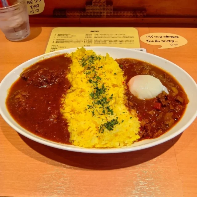 神戸マツダイベントスクエア😊
ジェームス山UL店でございます🚘❤️
いつもご覧いただきありがとうございます🙌🏻

先日、店長とスタッフが大人気カレー店🍛「AYUMUNYA」さんにランチを
食べに行ってきました♪

店長とスタッフは今回で２回目！
以前にも「AYUMUNYA」さんを
インスタグラムでご紹介しましたが
覚えていますか？(笑)

今回は人気の【相がけ定番】と
【相がけのA】をいただきました(^^)/
辛いのが苦手な店長でも食べられる
安定の美味しいカレーと
初めてのハヤシライスに舌鼓😉⭐️
スタッフは大盛をオーダーし、お腹いっぱい🐷

女性一人での来店も多いみたいですので、
私も今度食べに行きたいと思います(*^-^*)

お昼の営業終了間際にお邪魔しましたが、
嫌な顔せず、楽しいお話ができくつろげました💖
次は、もっと早い時間にお邪魔します☺️
皆様もおいしいカレーを食べに
ぜひ「ＡＹＵＭＵＮＹＡ」さんへ
行ってみてください✨

#神戸マツダ
#イベントスクエア
#神戸マツダイベントスクエア
#ジェームス山
#MAZDA
#マツダ
#魂動デザイン
#マツダデザイン
#美しく走る
#beadriver
#kobe
#神戸
#垂水区
#followme
#MAZDA好きと繋がりたい
#車好きと繋がりたい
#withmazda
#中古車
#新車 
#ディーラー
#三宮 
#三宮ランチ 
#三宮グルメ 
#三宮カレー 
#カレースタグラム 
#ayumunyaカレー 
#ayumunyaガレージ 
#おすすめ 
#神戸ランチ 
#ごちそうさまでした