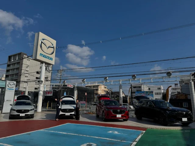 いつもご利用ありがとうございます
神戸マツダ 東加古川店です👨‍💼👩‍💼

SUV大試乗会2日目☀️
昨日の雨☔️から一気に晴天へ✨☀️
本日もSUV全種類揃っておりますのでぜひ体感してください♪
好評プレミアムオイルも沢山のお客様に提供させていただいております☺️
ありがとうございます😊
イベント期間中、NEXチャージプレゼント❗️させていただいておりますので、この機会にぜひ✨

#マツダ #ディーラー #正規ディーラー #神戸マツダ #神戸マツダ東加古川店 #加古川市 #MAZDA2 #MAZDA3 #CX3 #CX30 #CX5 #CX8 #CX60 #CX80 #ROADSTER #ロードスター #MX30 #kobemazda_hkgram 
#マツダ車のある風景 #マツダ好きと繋がりたい #マツダ車 #mazdalove #心よ走れ #activsync