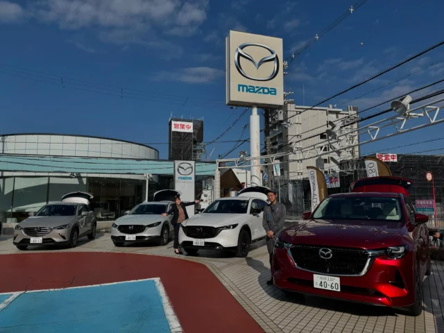 いつもご利用ありがとうございます
神戸マツダ 東加古川店です👨‍💼👩‍💼

SUV大試乗会3日目最終日☀️
昨日、沢山のお客様に試乗してもらい体感していただきました✨
マツダが取り扱っているSUV全車種揃っているイベントは本日が最終日です
マツダの最新技術をいち早く体感できるこの機会にぜひご来店ください❗️
好評プレミアムオイルも沢山のお客様に提供させていただいております☺️
ありがとうございます😊
イベント期間中、NEXチャージプレゼント❗️させていただいておりますので、こちらもこの機会にぜひ✨

#マツダ #ディーラー #正規ディーラー #神戸マツダ #神戸マツダ東加古川店 #加古川市 #MAZDA2 #MAZDA3 #CX3 #CX30 #CX5 #CX8 #CX60 #CX80 #ROADSTER #ロードスター #MX30 #kobemazda_hkgram 
#マツダ車のある風景 #マツダ好きと繋がりたい #マツダ車 #mazdalove #心よ走れ #activsync