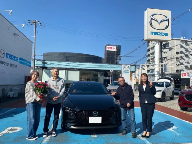 ㊗️オーナー記念日！

Y様にMAZDA3をお届け致しました！😄

あれ？懐かしい顔が❓😊
ちょうど点検に来ていた前任と後任でパシャリ📸😁

スタッフは大幅に変わりましたが、このお店ならではのアットホームは変わりません！！

カーライフを全力でサポート致します🫡

Y様おめでとうございます- ̗̀📣‼️

#mazda3#ご納車おめでとうございます #納車 #納車式  #オーナー記念日
#マツダ #ディーラー #正規ディーラー #神戸マツダ #神戸マツダ東加古川店 #加古川市 #MAZDA2 #MAZDA3 #CX3 #CX30 #CX5 #CX8 #CX60  #CX80 #ROADSTER #ロードスターのある生活 #MX30 #kobemazda_hkgram 
#マツダ車のある風景 #マツダ好きと繋がりたい #マツダ車 #mazdalove #心よ走れ #activsync