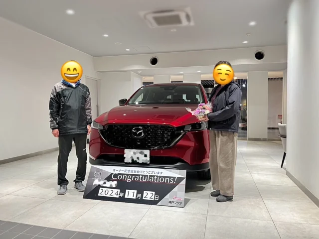 ＊
【オーナー記念日】

おめでとうございます🎉
A様のオーナー記念日でした✨

この度はCX-5をお選びいただきまして誠にありがとうございました！
CX-5からCX-5へお乗りかえをいただきました。
今回も燃費と力強さのディーゼル、ボディカラーはソウルレッドをお選びいただきました😊
パワーリフトゲートやコネクテッドサービス、ワイヤレス接続でのCarPlayなど
より快適で便利になった機能満載のBlack Tone Editionで是非秋の行楽シーズンに
楽しくお出かけいただけますと嬉しく思います✨

点検等ご来店いただく際は、是非ご感想お聞かせください。
それでは引き続き何卒よろしくお願いたします。

ありがとうございました✨

#マツダ
#神戸マツダ
#神戸本店
#兵庫
#ディーラー
#kobemazda
#honten
#hyogo

#オーナー記念日
#おめでとうございます

#cx5 
#suv 
#cx5のある生活 
#ｿｳﾙﾚｯﾄﾞｸﾘｽﾀﾙﾒﾀﾘｯｸ